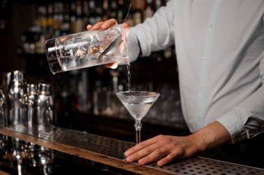 Barmen trasparent alkollü içki ölçme gelen ekleme Kupası çubuğundaki boş martini cam içine kaşık ile cam sayaç