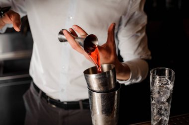 Profesyonel barmen şeffaf kırmızı alkollü içki ölçüm fincan çubuğunda çelik kokteyl shaker içine ekleme sayaç