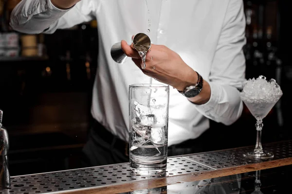 Barman Přidání Trasparent Alkoholický Nápoj Měření Pohár Sklenice Ledem Panelu — Stock fotografie