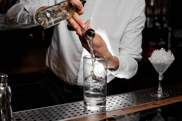 Bartendern Lägga Genomskinliga Alkoholhaltiga Drycker Från Mätning Cup Glaset Med — Stockfoto