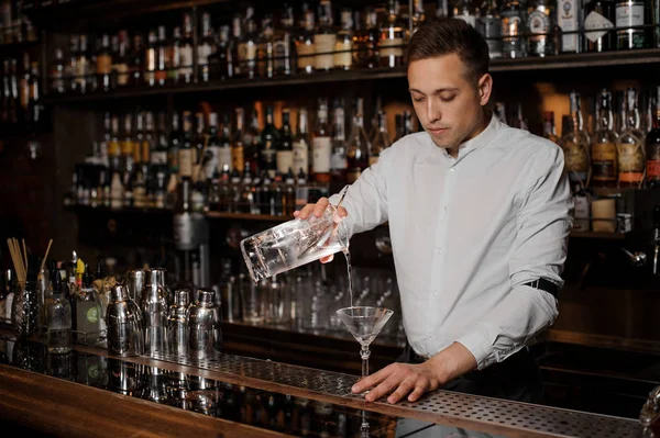 Brunet Bartendern Lägga Genomskinliga Alkoholhaltiga Drycker Från Glas Mätglaset Med — Stockfoto