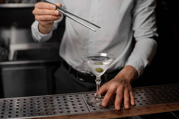 Bartendern Lägga Oliv Den Tomma Martiniglas Med Genomskinliga Alkoholhaltig Drink — Stockfoto