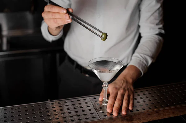 Cantinero Añadiendo Una Aceituna Vaso Martini Vacío Con Bebida Alcohólica — Foto de Stock