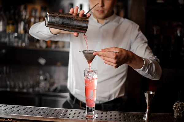 Barman Versant Une Boisson Alcoolisée Rouge Transparente Shaker Acier Dans — Photo