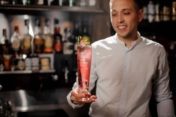 Barkeeper Hält Einen Frischen Köstlichen Roten Cocktail Dekorativen Glas Mit — Stockfoto