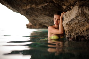 Genç ve deniz suyu sarı mayo ayakta giymiş ıslak kadın güzel taş yakın:
