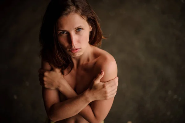 Обнажённый Портрет Молодой Сексуальной Топлесс Женщины Скрещенными Руками Стоящей Морской — стоковое фото