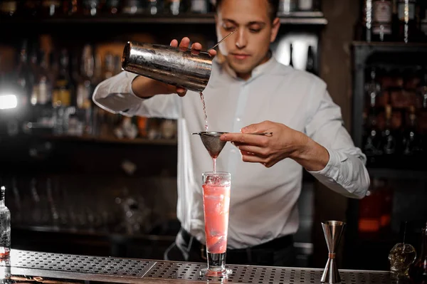 Barman Een Zomer Verse Koude Zoete Aardbei Mojito Cocktail Maken — Stockfoto
