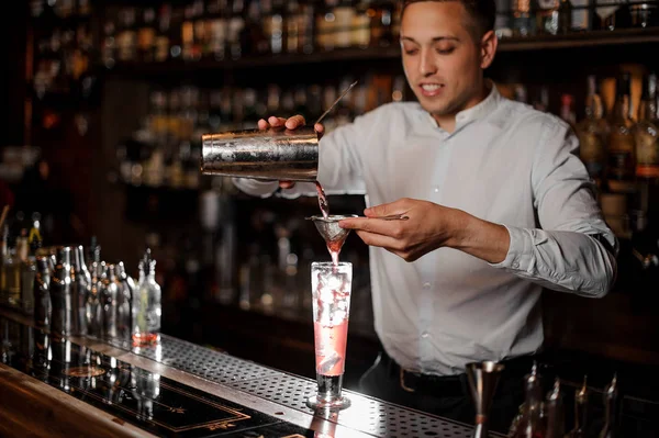 Barman Sorrindo Fazendo Doce Frio Morango Mojito Cocktail Verão Balcão — Fotografia de Stock