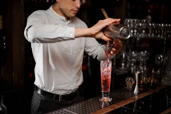 Barman Versando Dolce Freddo Cocktail Estivo Fragole Mojito Nel Bicchiere — Foto Stock