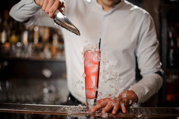 Barman Toevoegen Van Ijsblokjes Het Glas Met Zoete Verse Aardbei — Stockfoto
