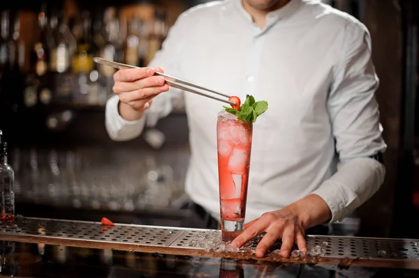 Barman Zdobení Skla Jahodové Mojito Čerstvé Sladké Letní Koktejl Berry — Stock fotografie