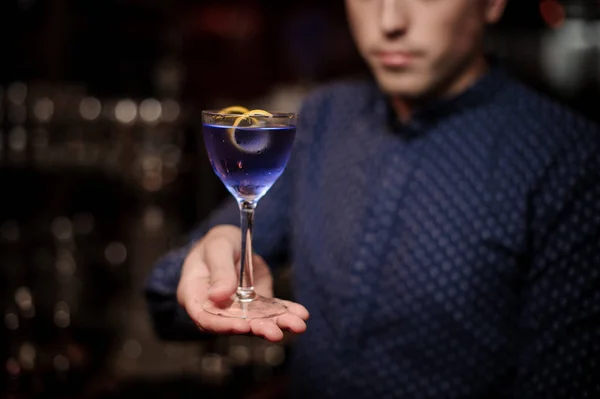 Bartender Holding Glass Violet Cocktail Decorated Orange Pill Bar — Stock Photo, Image