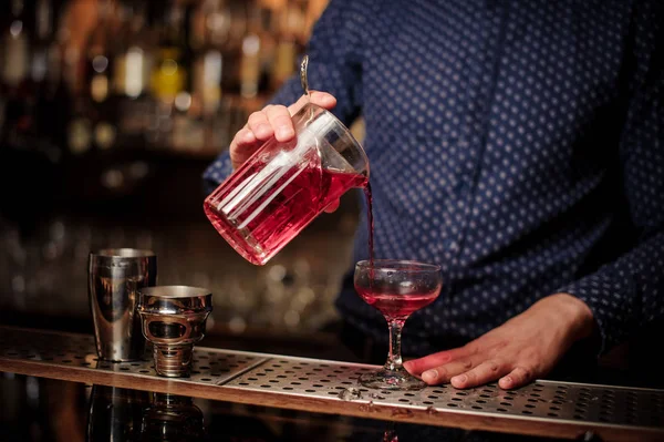 Barman Derramando Coquetel Verão Rosa Fresco Doce Elegante Copo Coquetel — Fotografia de Stock