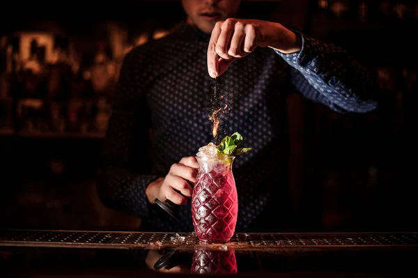 Bartender Adding Spices Fresh Sweet Strawberry Mojito Summer Cocktail Dark — Stock Photo, Image
