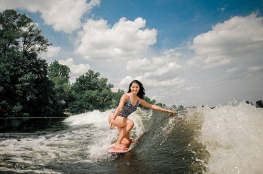 Sağlıklı yaz sahip wakeboard motorbot, yüksek dalga sürme genç çekici aktif kadın