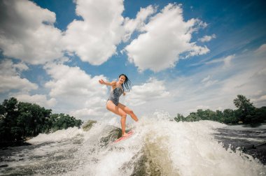 Genç güzel kadın wakeboard Motorbot gölde yüksek dalga sürme