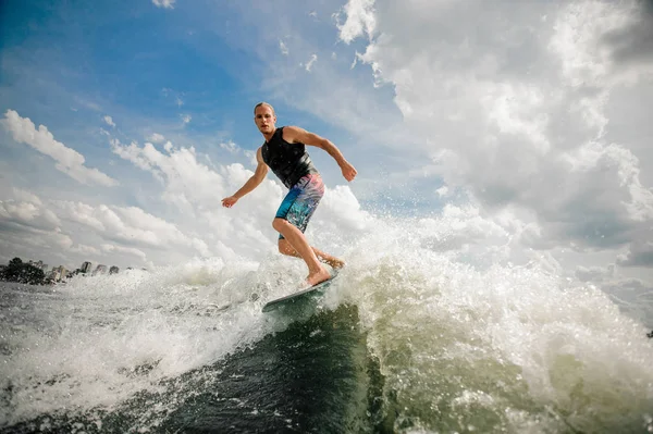 Jovem Atraente Homem Ativo Montando Wakeboard Alta Onda Lancha Tendo — Fotografia de Stock