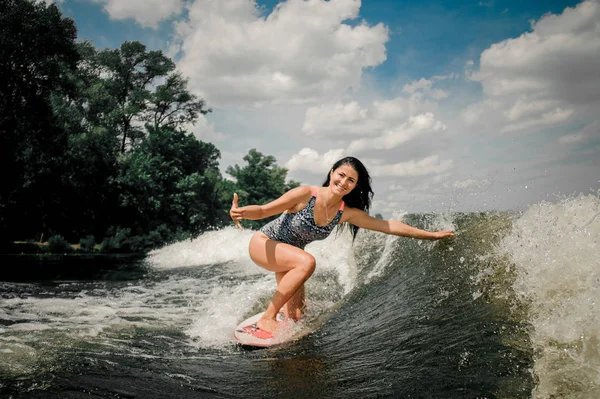 年轻漂亮的女子骑在滑水的摩托艇 有健康的夏季 — 图库照片