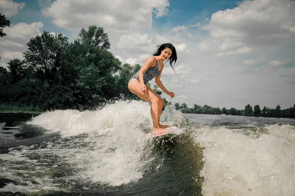 Jeune Femme Active Attrayante Chevauchant Sur Wakeboard Sur Haute Vague — Photo