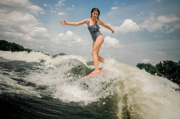 Ung Vacker Kvinna Rider Rosa Wakeboard Sjön Bakgrunden Vacker Himmel — Stockfoto