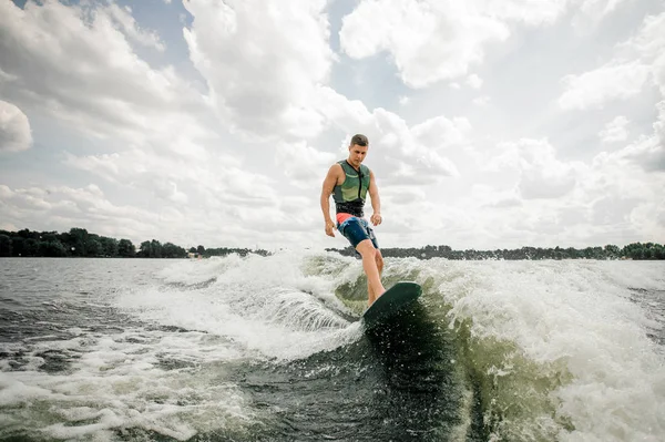 Attraktiv Brunett Ung Ridning Wakeboard Hög Våg Motorbåt Sjön — Stockfoto