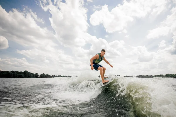 Joven Morena Atractiva Hombre Cabalgando Wakeboard Lago Fondo Del Cielo — Foto de Stock