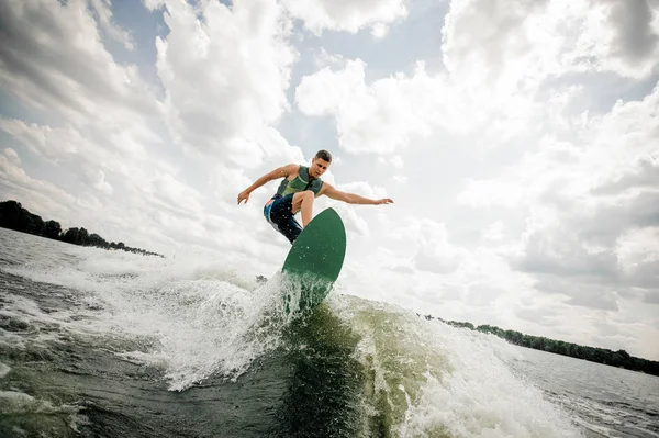 Joven Morena Atractiva Hombre Cabalgando Wakeboard Verde Lago Fondo Del —  Fotos de Stock