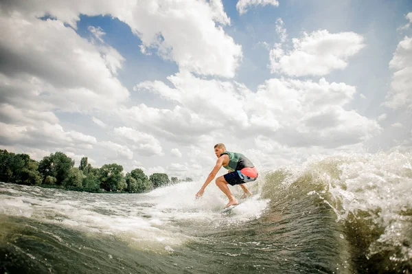 Vonzó Barna Fiatalember Lovaglás Wakeboard Tavon Háttérben Tiszta Fák — Stock Fotó