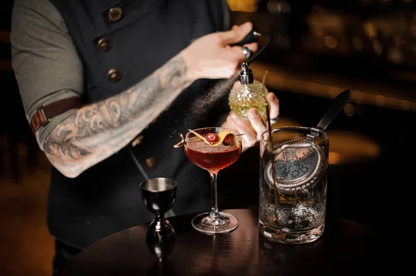 Tattooed Bartender Spraying Delicious Cocktail Special Liquid Bar Counter — Stock Photo, Image