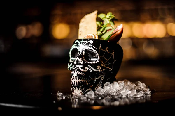 Cocktail Tropical Dans Tasse Crâne Noir Style Mexicain Avec Ananas — Photo