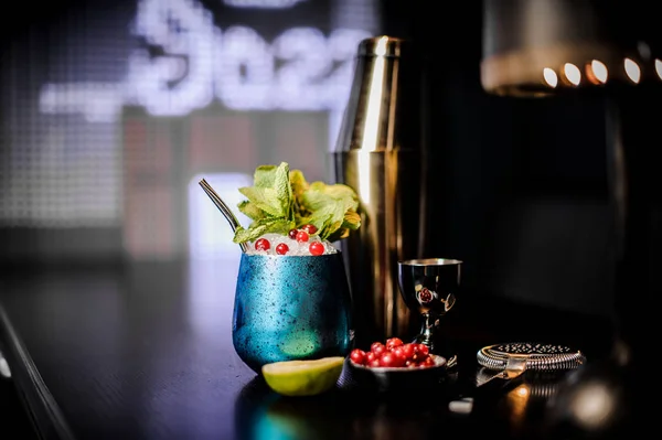 Cocktail Dans Tasse Acier Bleu Avec Menthe Baies Rouges Sur — Photo