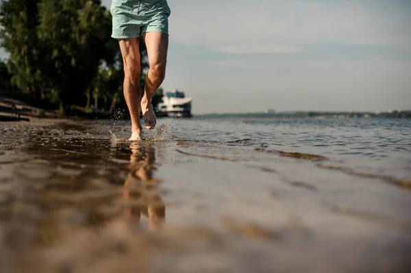 Muskulöse Männliche Füße Die Ufer Des Flusses Entlang Laufen Einem — Stockfoto
