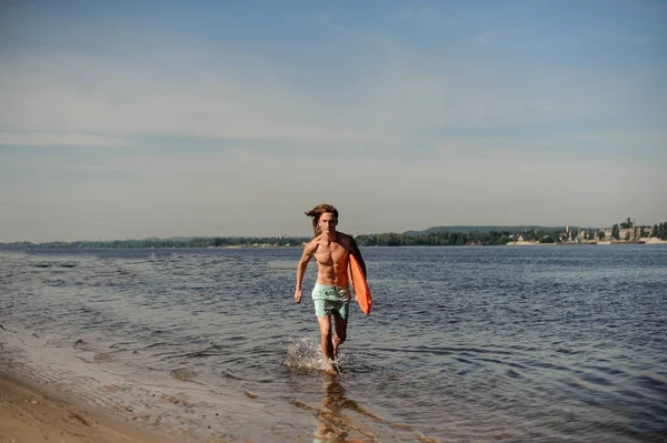 Schöner Sexy Langhaariger Strandbademeister Der Sommertagen Mit Lebensrettender Ausrüstung Ufer — Stockfoto