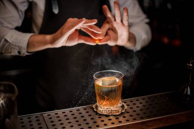 Barmen moda bir taze ve tatlı yaz eski barda kokteyl ile portakal suyu yapım sayaç