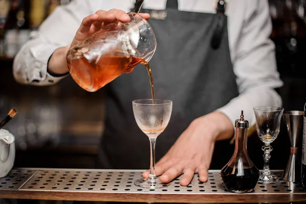 Bartendern Hälla Färska Alkoholhaltig Dryck Cocktailglas Gör Sommar Cocktail Baren — Stockfoto