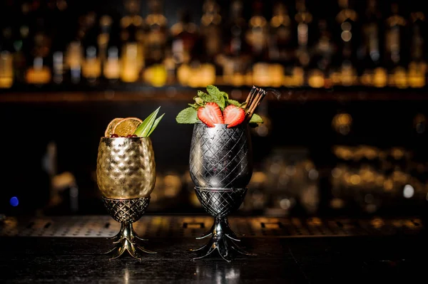 Deux Cocktails Dans Tasse Forme Ananas Acier Avec Des Fraises — Photo