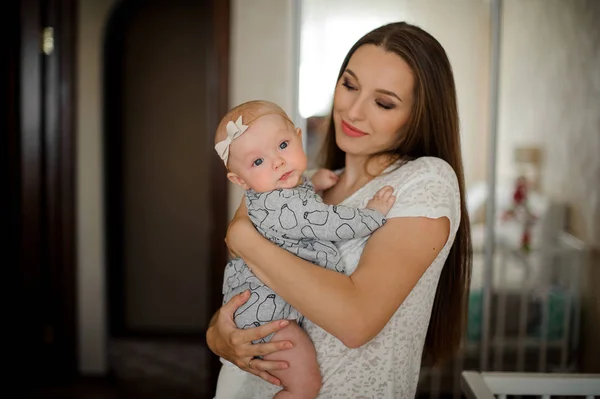 Jonge Brunette Moeder Haar Dochter Weinig Blondie Houden Handen Hun — Stockfoto