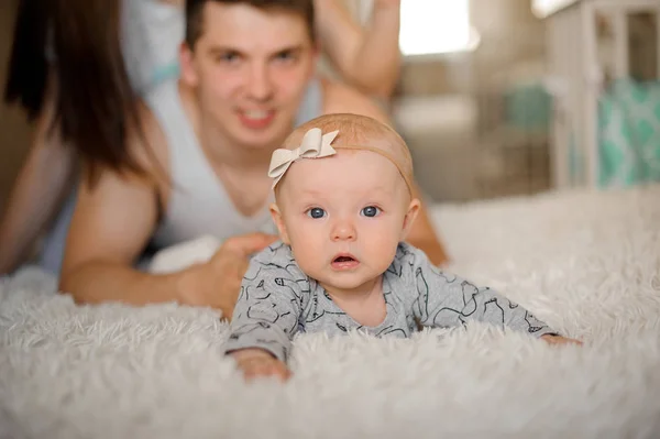 Niña Acostada Cama Entre Sus Padres Sobre Fondo Borroso Una — Foto de Stock