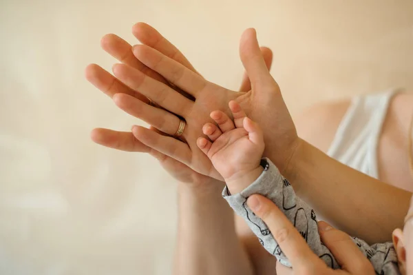 Father Holding Hand His Wife Little Daughter Blurred Light Background — Stock Photo, Image