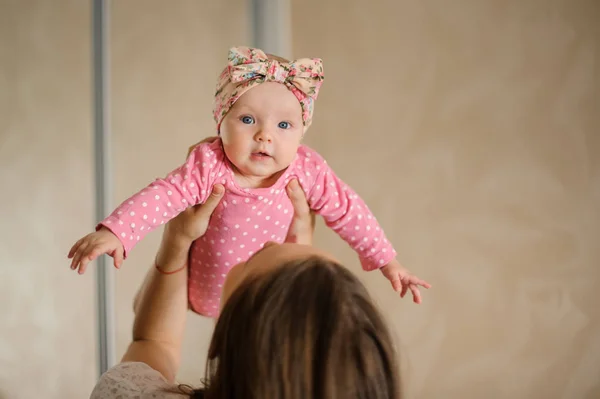 Madre Sosteniendo Adorable Hijita Rosa Mamada Aire Acogedora Habitación Doméstica — Foto de Stock