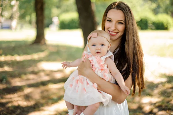 Jonge Gelukkige Moeder Haar Dochter Weinig Blondie Houden Handen Het — Stockfoto