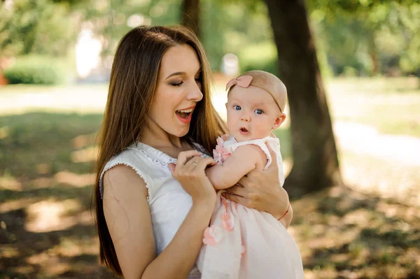 Jonge Gelukkige Moeder Houdt Haar Weinig Blondie Emotionele Dochter Handen — Stockfoto