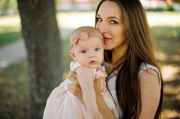 Jeune Mère Heureuse Tenant Petite Fille Blonde Près Visage Sur — Photo