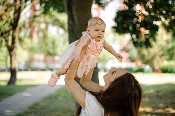 Moeder Bedrijf Haar Mooie Dochtertje Witte Jurk Lucht Het Park — Stockfoto