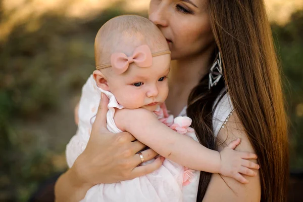 Jeune Mère Brune Embrassant Petite Fille Blonde Sur Tête Dans — Photo