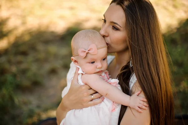 Jeune Mère Brune Embrassant Jolie Petite Fille Blonde Sur Tête — Photo