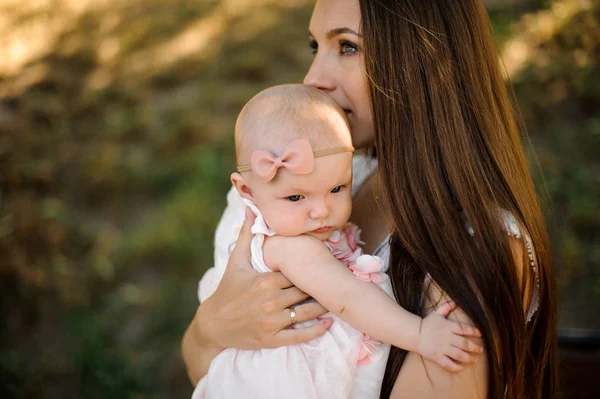 Young Brunette Mother Kissing Her Little Blondie Daughter Her Cute — Stock Photo, Image
