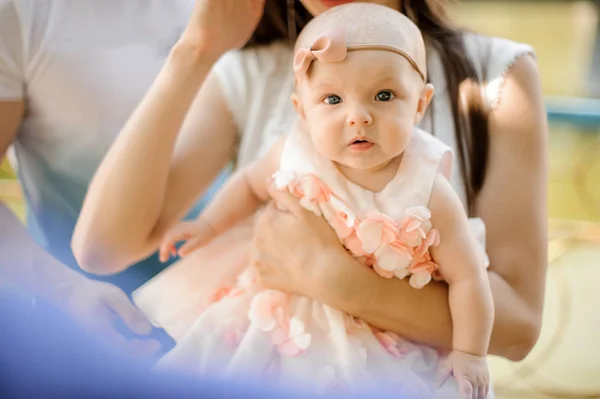 Jóvenes Padres Felices Sosteniendo Pequeña Hija Linda Las Manos Parque — Foto de Stock