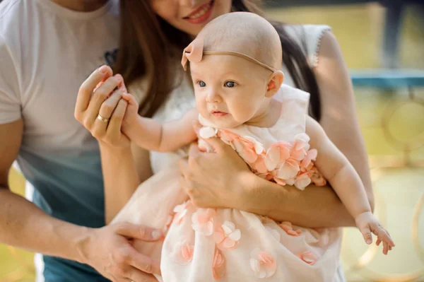 Jóvenes Padres Felices Sosteniendo Pequeña Hija Las Manos Parque Público — Foto de Stock